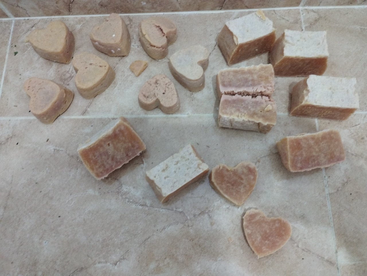 Las pastillas de jabón casero puestas a curar, separadas y a la sombra, durante los 30 días de curado