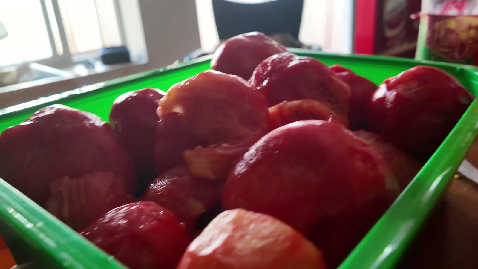 Caja llena de tomates ya pelados enteros, pelados en crudo y sin escaldar