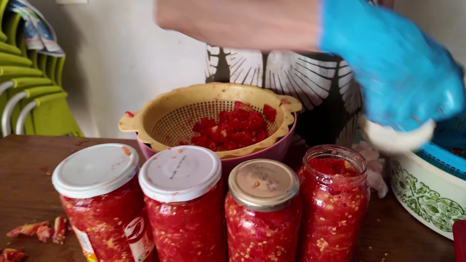 Botes de cristal llenos de tomate hasta donde empieza el cuello de rosca, un dedo antes del borde