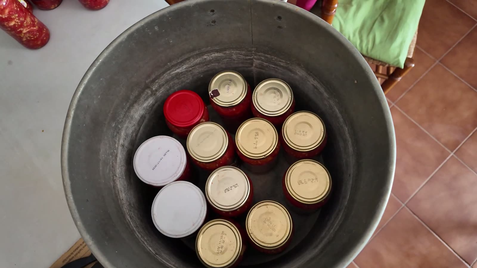 Botes de tomate cerrados y colocados de pie en el fondo de la olla, todavía sin agua